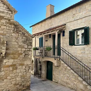 Perfectly Located Cherry Stone House Split